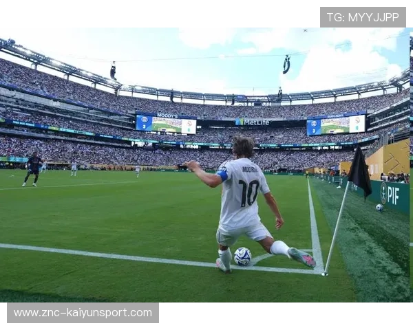 巴黎圣日耳曼定位球细节：角球与任意球的切入点被反复检测