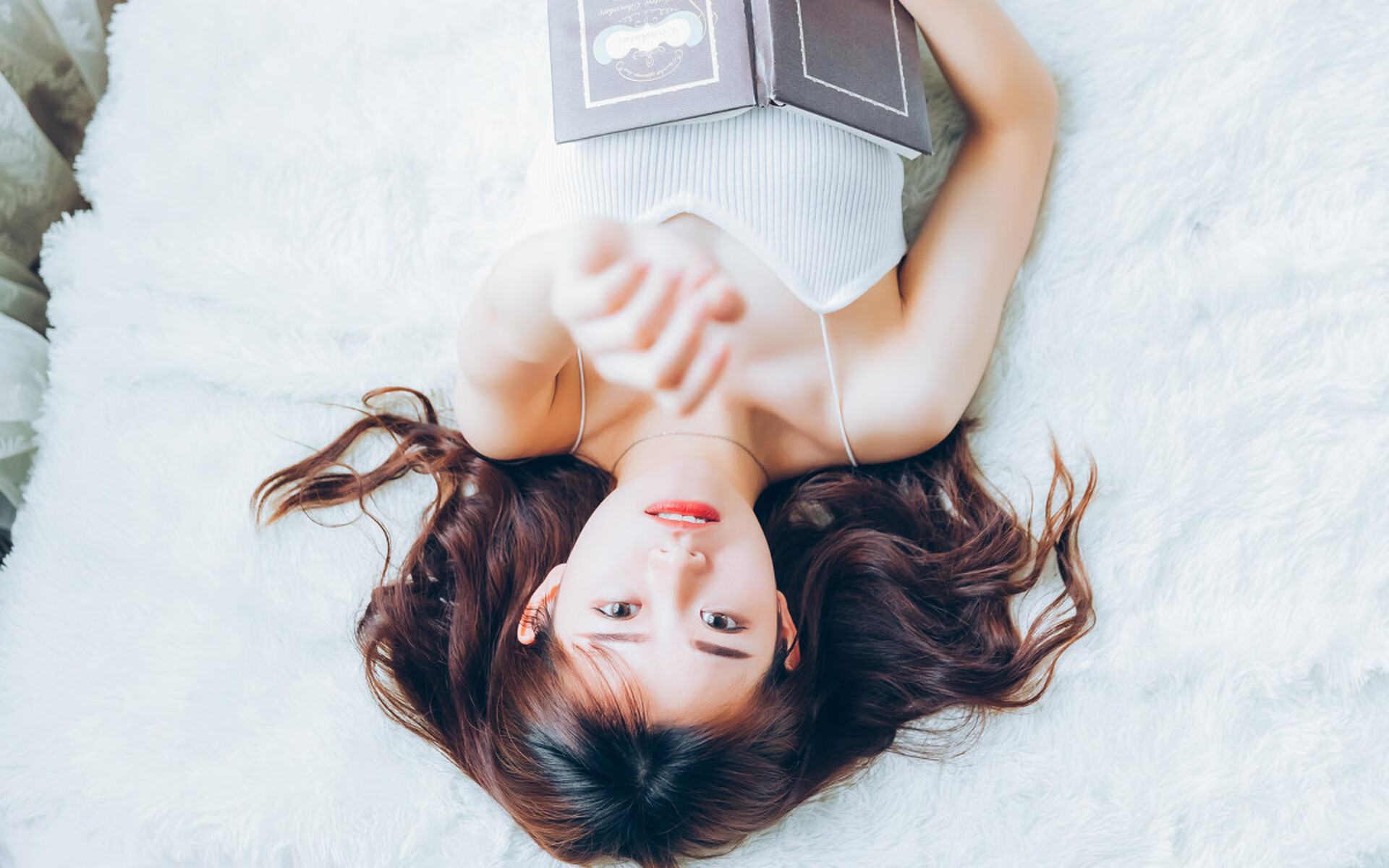 亚历克斯·格林伍德在橄榄球锦标赛中发挥出色,成为防守新星,亚历克斯-格林伍德