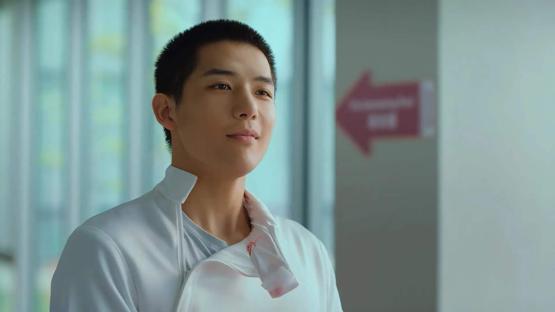 高空球争抢成为比赛焦点双方后卫对抗激烈防守强度十足，高空球是什么